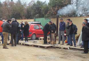 Kapar ile aynı yerde çalışan ve sendikalı olan işçilerin eşlerinin de katılarak destek verdiği eylemde Jandarma ekipleri fabrika önünde güvenlik önlemi aldı.