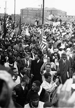 nüyordu: King emri ihlal etmeyecekti, Johnson yönetimi de kısa sürede bu emrin kaldırılacağını sessizce ima etmişti. 15 Mart günü, Johnson Oy Kullanma Hakkı Yasası teklifini sundu.