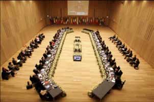 Avrupa Komisyonu nun Yapısı Komiserler Avrupa Komisyonu 27 komiserden oluşur. 27 üye devletten birer komiser seçilir ve bu kişiler, önemli ölçüde siyasi veya bürokratik deneyime sahiptir.