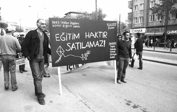 E T M HAKKI Neoliberal politikalarla piyasaya aç lan temel haklar n bafl nda e itim gelmektedir. E itimin özellefltirilmesi ve niteliksizlefltirilmesi süreci 1980 den sonra bafllad.