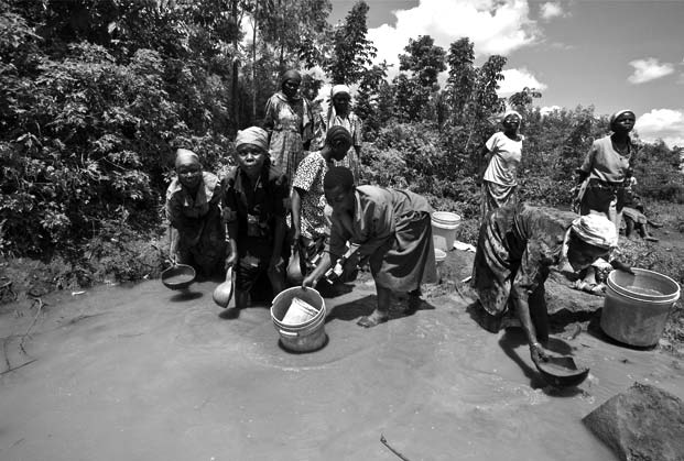 54 Çevre Sorunlar ve Politikalar fiekil 3.7 Kenya n n Nyanza ilinde içme, yemek piflirme, temizlik ve di er ifller için ayn yüzey suyu kullan lmaktad r (Bregg,2009).