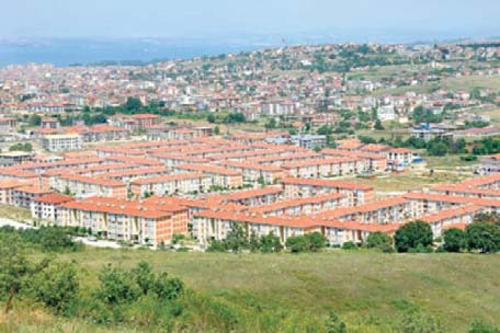 ve ön tarafında bulunan evleri 3-5 metre kaydırarak tehdit ettiği yönünde yoğun şikâyetler bulunmakta. Bir de Yalova da yapılan ve büyük tartışmaları da beraberinde getiren TOKİ konutlarına bakalım.