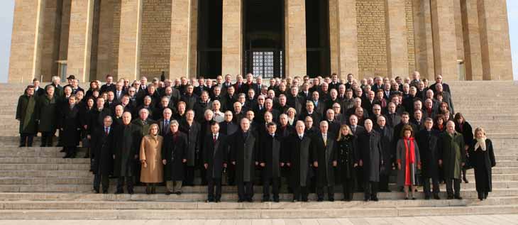 Yurtta sulh, cihanda sulh ilkesiyle şekillenen misyon: Bölgesel ve küresel barışa katkıda bulunmak. Evrensel demokratik değerleri yaygınlaştırmak. Uluslararası hukuku geliştirmek ve güçlendirmek.