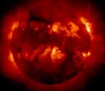 Güneş de X-ışınları yaymaktadır. Yandaki şekilde, 27 Nisan 2000 de Yakoh uydusundan X-ışınlarıyla alınan Güneşin bir görüntüsü verilmiştir.