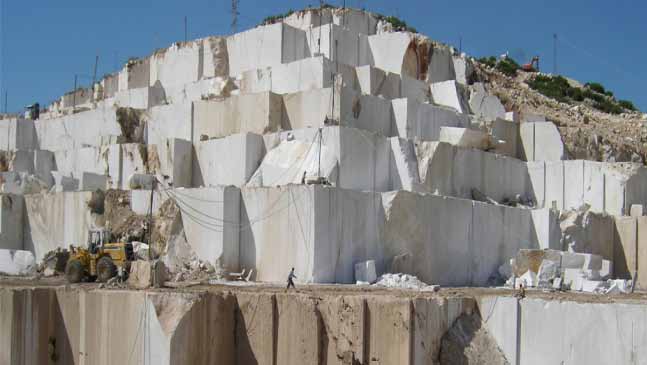 Yunanca mermer demek olan marmore kelimesi hem Marmara Denizi ne hem de Marmara Adası na ismini vermiştir. Türkiye 5 milyar m 3 mermer rezerviyle dünyadaki tüm rezervlerin yaklaşık %40 ına sahiptir.