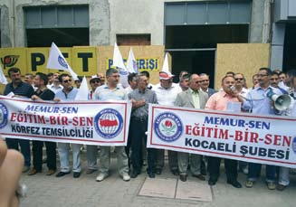 Ahmet Özer, davete icabet etmeleri dolayısıyla Genel merkez Yöneticilerine teşekkür ederek, eğitim çalışanlarını bu anlamlı günde buluşturmaktan mutlu olduğunu belirtti.