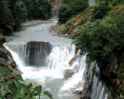 Yüce yayla, temiz havası sesiz kucağıyla sükunet sunan, huzur bağışlayan saadet yuvası yayla. Kekik, çam ve çiçek kokuları. Uzaklarda bulutların arasında bir görünüp bir kaybolan dağlar.