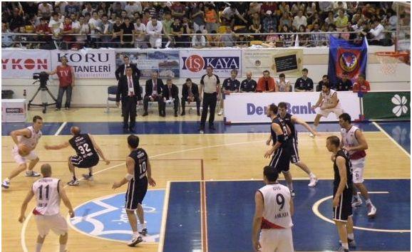 Büyük bir başarıya imza atarak Beko Basketbol Ligi Play-off çeyrek finale kadar yükselen, çeyrek finalin ilk maçında Anadolu Efes i deplasmanda 79-76 mağlup eden TED Ankara Kolejliler, 20 Mayıs