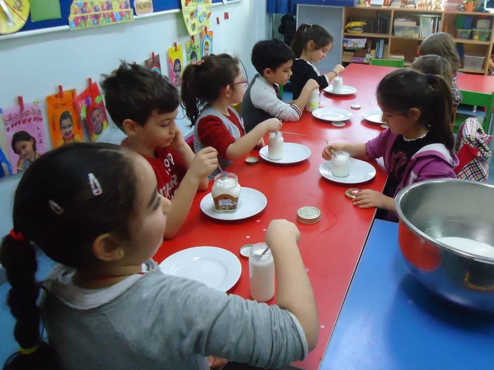 Evlerimizden getirdiğimiz meyve ve sebzelerle portre çalıģmalarımızı yaptık.