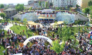 Marmara Parkı ismi verildi. Sultangazi Belediye Hizmet Kompleksi, Uğur Mumcu Mahallesi nde inşa edilerek hizmete sunuldu.