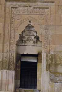 anıtsal portalın üzerine yapılmış.