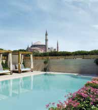 Sura Hagia Sophia Hotel in en belirgin özelliği olarak göze çarpan göz alıcı ihtişamı, asla vazgeçmediği modern anlayışla el ele yürüyor.
