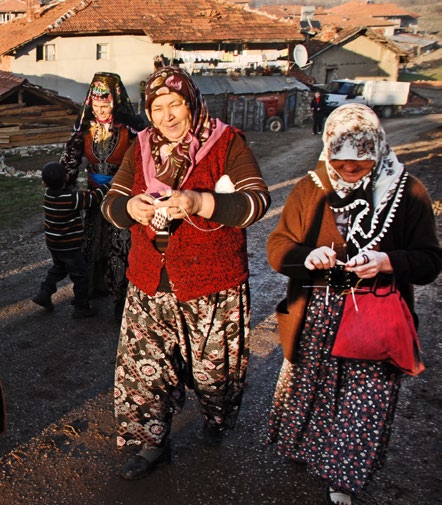 verilenler de evliler içindir. Kahya, çoban, muhtar çoraplarından tanınırlar. Onbaşı, çavuş nişanı adı verilen çorap örnekleri de askerlikte bu rütbeleri kazanmış olanların çoraplarıdır.