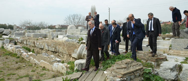 Tiyatronun restore edilmesine yönelik protokolün bakanlığa gittiğini açıklayan Büyükşehir Belediye Başkanı Recep Altepe, İnşallah burası birkaç yıl içinde tüm güzelliğiyle ortaya çıkacak.