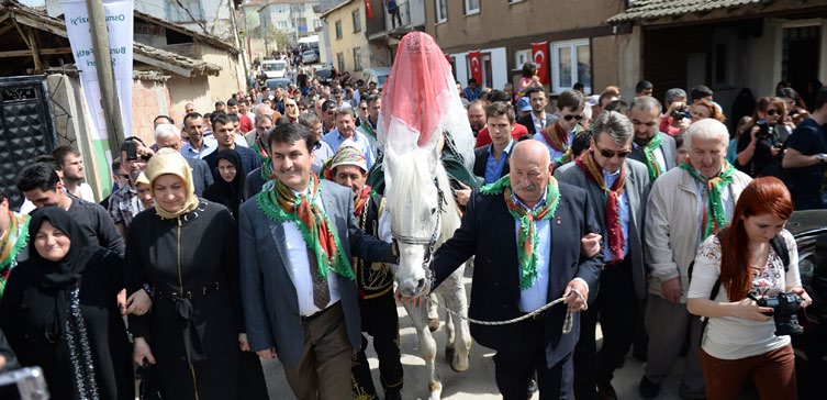 Şenliklerin en otantik bölümlerinden birisi olan köy düğünü etkinliği