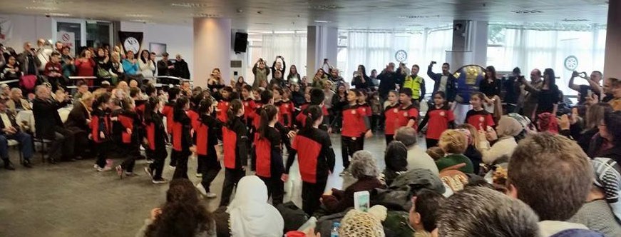 Bursa Büyükşehir Belediyesi Huzurevi nde gerçekleştirilen etkinlikte; Bursa Folklor Dernekleri Federasyonu, Prusa Halk Oyunları Gençlik ve Spor Kulübü, Mavi Sal Müzik Topluluğu, Mor Salkım Kadın