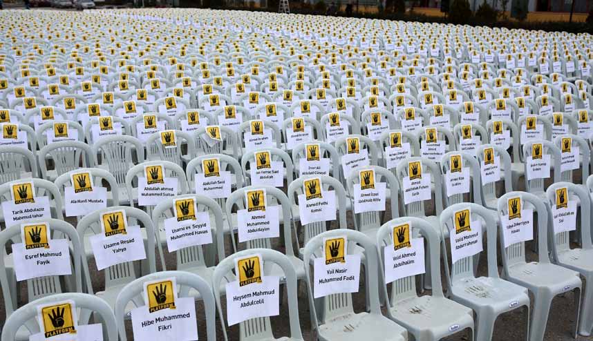 43 Yaşam Hakkı Ayaklar Altında Memur-Sen e bağlı Genç Memur-Sen Komisyonu ve Uluslararası Rabia Platformu Mısır, Suriye, Myanmar, Irak ve Doğu Türkistan da yaşamını yitirenler için Sessiz Sandalye