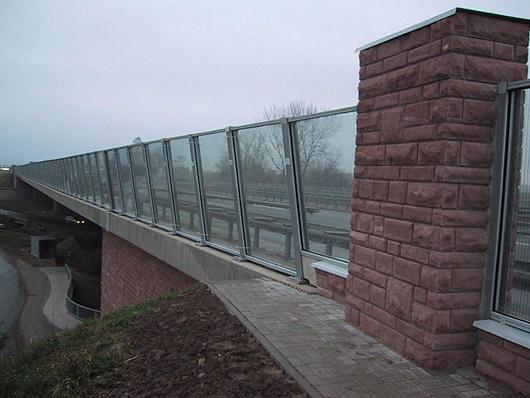 Resim 7-10: Bir köprü üzerinde dıģa doğru eğik cam perde (Foto R.