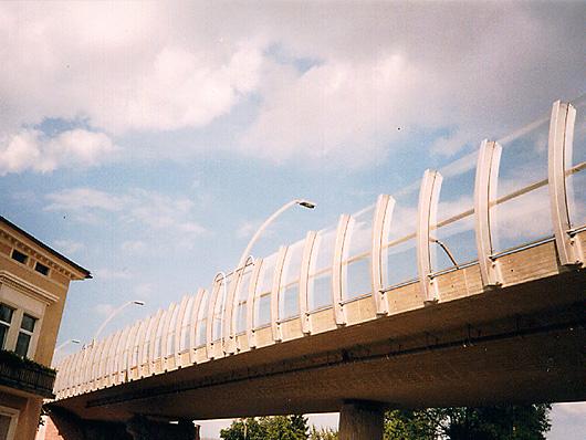 Kohlhauer GmbH) Resim 7-12: Bir köprü üzerinde eğik gürültü perdeleri (Foto R.