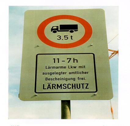 Resim 3 10, bir Alman Ģehri olan Heidelberg de kamyonlarla ilgili gürültüden korunma bölgesine iliģkin bir trafik levhasını göstermektedir.