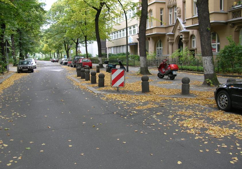 Resim 3 14: Berlin Hız Sınırı 30 bölgesinde mantar bariyer artı daralan yol. Yol yapımına dayalı ve bilgi teknolojik önlemler, düzgün ve kararlı bir trafik akıģına katkıda bulunabilirler.