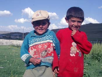 Çocuklarýn sevgiyi öðrenmeleri için mutlaka sevilmeleri gerekiyor. Sevgi görmeden büyüyen bir çocuk sevgisini ifade etme ve gösterme konusunda sýkýntý yaþar.