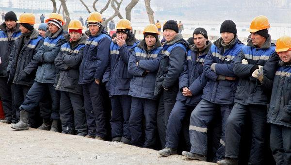 2000'LERDEKİ EMEK GÖÇÜ RHA Нaber 90'ların sonlarında ve 2000'lerin başlarında Orta Asya'dan Rusya'ya göçün niteliğini belirleyen önemli eğilimler değişmeye başladı.