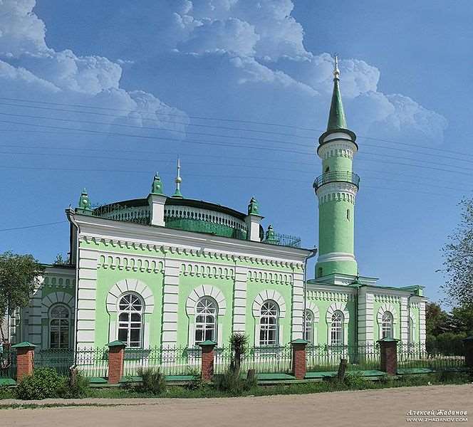 Şekil : Kazakistanın Semey (Semipalatinsk) şehrinde bir camii. Aslında Orta Asya ile batı Sibiryayı ayıran jeomorfolojik sınır Kazakistan eşiği adı verilen yükseltilerdir.