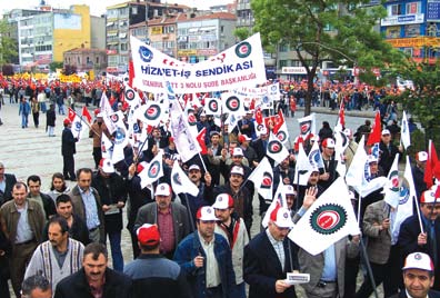 22 düzenlemelerin ülke gerçekleri yok sayılarak antidemokratik ve çağın gerisinde olarak düzenlendiği, sendikal hak ve özgürlüklerin daraltıldığı 12 Eylül Hukukunun ürünü mevcut anayasa yerine, sivil