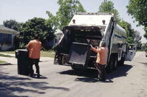 KENTSEL ATIK HİZMETLERİNDE ÖZELLEŞTİRME / PRIVATISATION OF REFUSE SERVICES Belediyeler çevre sağlığı hizmetlerini yapmaktan ve yaptırmaktan sorumludur.