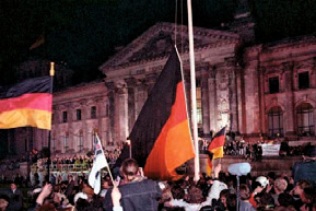Doğu Almanya'nın siyasi ve ekonomik sistemi iflas etti.