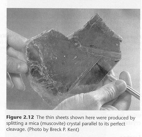 Bu özellik, bilinmeyen bir minerali sertliği bilinen bir nesne veya mineral ile karşılaştırarak belirlenir. Bunun için MOHS sertlik sıkalası kullanılır.