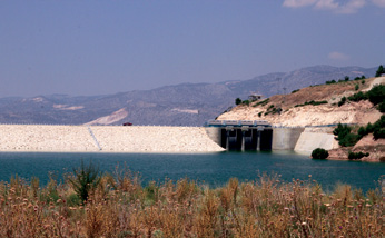 Gölü Besleyen Su Kaynakları Göle Ulas amıyor Burdur Gölü nün su seviyesindeki azalmanın bas lıca nedeni, 1970 yılından bu yana gölü besleyen akarsuların üzerine ins a edilen baraj ve göletler.