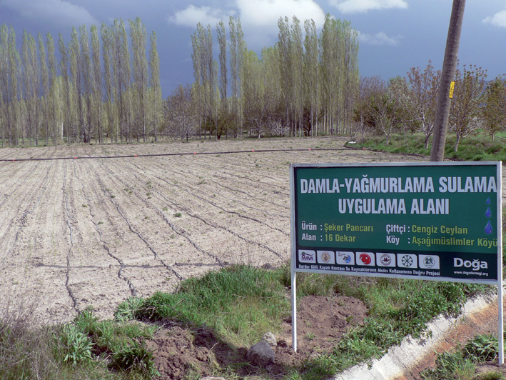 Damlaya Damlaya Göl Kurtulur Burdur Gölü nü besleyen akarsular üzerine ins a edilen barajlar ile göl çevresindeki tarlalar sulanıyor.