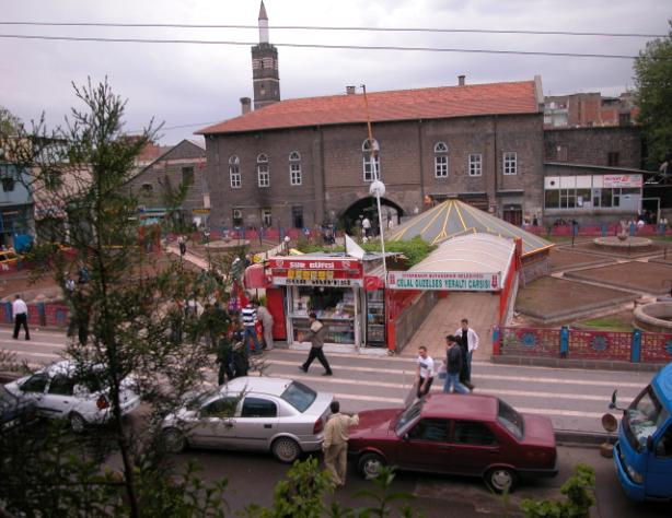 örüntülerini yok etme politikaları bellek yitiminden güç alarak, ortak aklın dizgeleştirdiği tüm değerlerin metaya indirgenmesi; fiziksel tahribatları meşru bir hale getirilmesinin yolunu açmıştır