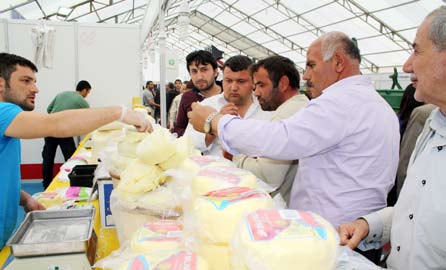 Tarım Fuarına katılır ve ürünlerinin tanıtımını yapar.