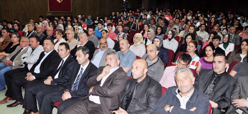 Orada personelin giriş-çıkışlarını, mesai saatlerini kontrol ediyor, bunların çizelgesini tutuyordum.