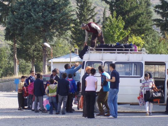 canlanır; yapılacak etkinlikler hararetle tartı"ılır, koridor deneyleri bin bir merakla yapılmaya çalı"ılır. $LKYAR ailesinin otobüsü ve ekibi tamamdır, tek eksi#imiz çocuklar.