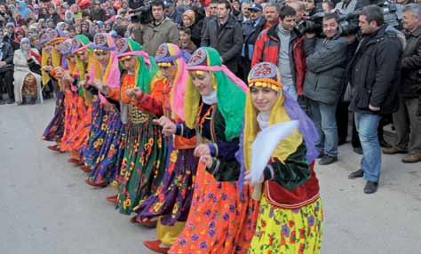 yardımcıları, bürokratlar, mahalle muhtarları ve çok sayıda Altındağlı katıldı. Basın mensuplarının da yoğun ilgi gösterdiği açılış töreni tam bir şölen havasında geçti.