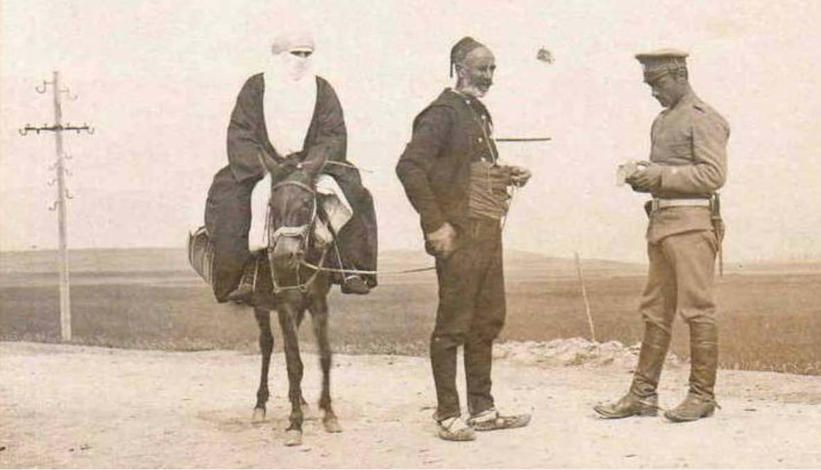 Al Topuklu Beyaz Kızlar Hüner Şencan Üniversiteyi yeni bitirmiştik, evlenme çağındaydık.