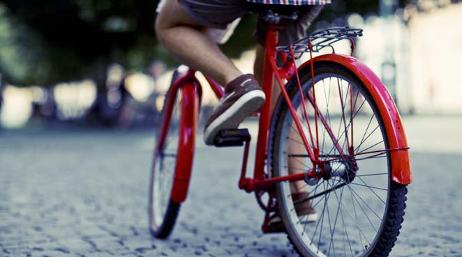 kırmızı bisiklet Bisiklet sürmek, çocukken ve yetişkinken, yani hayatımızın her evresinde yapabildiğimiz nadir aktivitelerden biridir.