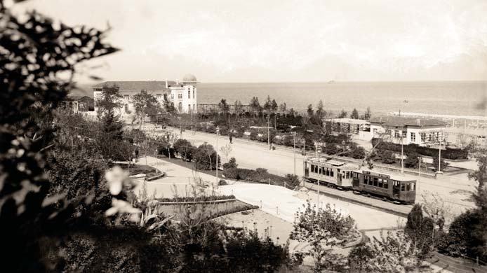 Bizim çocuk dünyamızın unutulmayacak anısı 1945 yılında İzmir de yaşanmış bir kıştır. Hâlâ, İzmir, İzmir olalı böyle bir kış yaşamamıştır diye düşünüyorum.