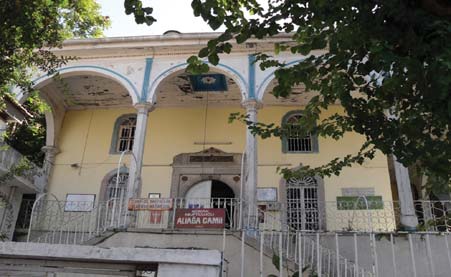 Demir) Aliağa Camii: Camide