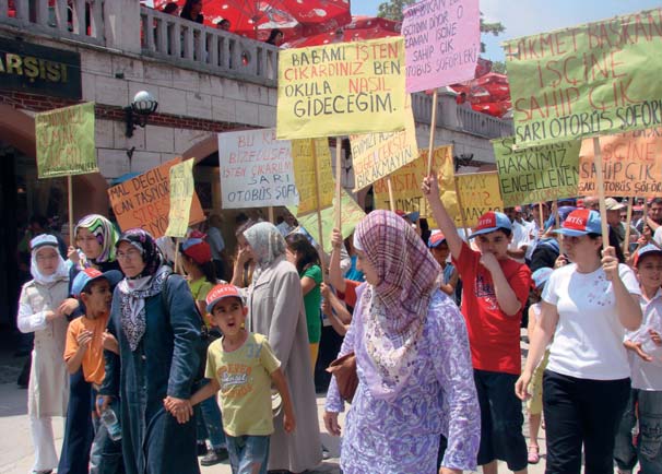 İşte Yörsan ve Tuzla Tersane işçilerinin yaşadıkları diyen Ekinci, işçilerin örgütlendiklerinde işinden ve ekmeklerinden olduğunu söyleyerek bu duruma Başbakanın müdahale etmesi gerektiğini belirtti.