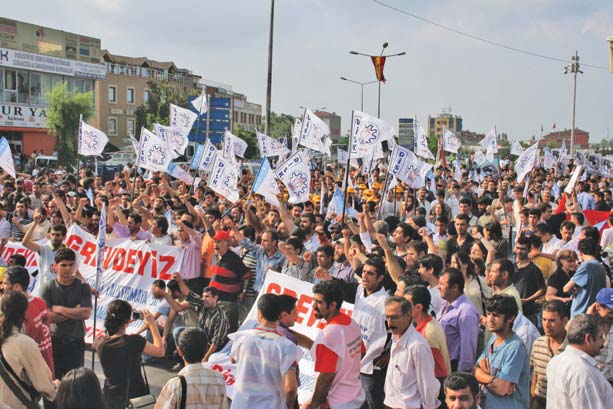 Hergün teker teker ölmektense 16 Haziran da hepimizi öldürün diyen Limter-İş üyesi tersane işçileri, patronların ve taşeronların işten atma tehditlerine rağmen greve çıktılar.