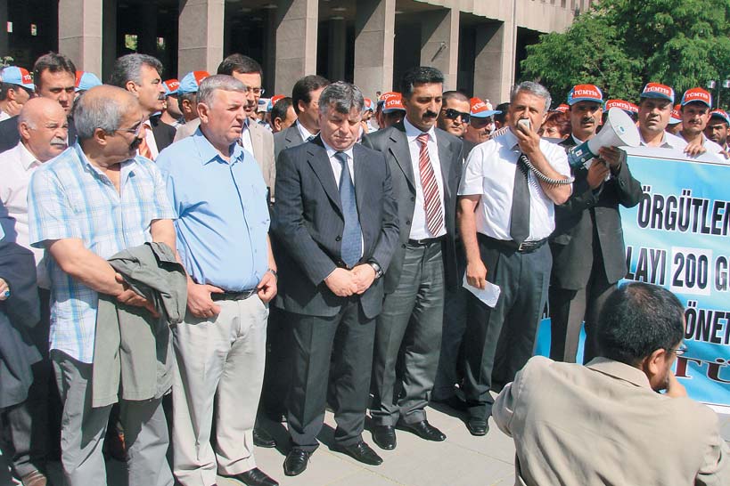 TÜMTİS 3 KOMPLO BOŞA ÇIKARILDI, SENDİKAL MÜCADELEMİZ BÜYÜYOR! Örgütlenme çalışmalarımızdan rahatsızlık duyan işverenlerin komplosu boşa çıkarıldı, 200 gündür devam eden hukuksuzluk sona erdi.