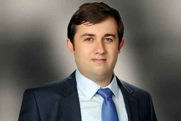 Dr. Ali DURAL 1979 yılında Karaman da doğdu. İlk ve ortaöğrenimini Karaman da tamamladı. 1997 yılında başladığı Atatürk Üniversitesi Tıp Fakültesi nden 2004 yılında mezun oldu.