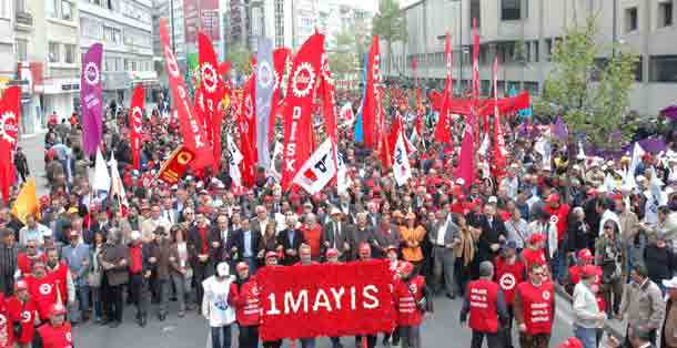 28 Sosyal-İş Gazetesi 1 MAYIS TA TAKSİM DE VE TÜM TÜRKİYE DEYİZ! Emekçilerin ısrarlı mücadelesi sonucunda 1 Mayıs ta Taksim Meydanı kazanıldı.