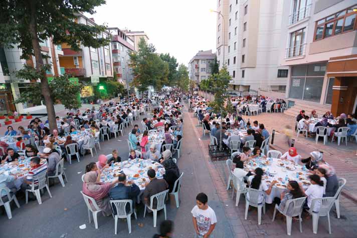 ramazan etkinlikleri İftar yemeğinin ardından söz alan AK Parti Ümraniye İlçe Başkanı Öztürk Oran: 8 mahalle ile birlikte 3 binin