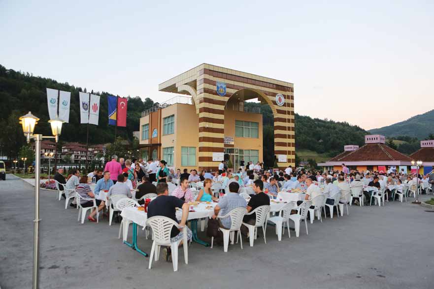 YENiDENÜMRANiYE Birlik Beraberlik Sofrası Fojnica da da Kuruldu Ümraniye Belediyesi nin sponsorluğunda kardeş şehrimiz Bosna-Hersek in Fojnica kentinde düzenlenen iftar programlarının 4.